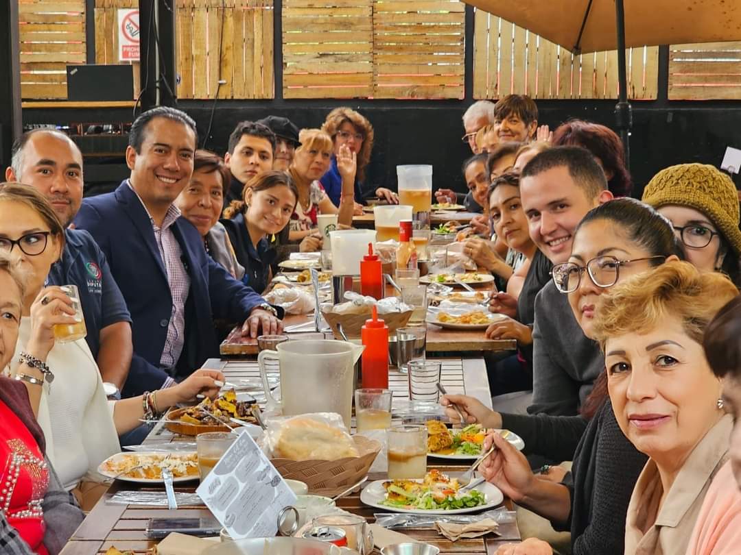 RomanCastroE's tweet photo. Celebramos a las mamás, #MujeresEmprededoras que siempre nos inspiran a ser mejores. 💐
Gracias por su apoyo y confianza, seguimos #TrabajandoEnUnidadPorBJ
#JuntosLoHacemosMejor 🤝
#madresemprendedoras
#AlcaldíaBenitoJuárez
#GenerandoAcciones
#empoderamiento
#mujeres https://t.co/JAsqaAawkJ