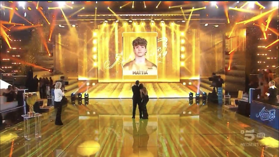 Andrea_99_13's tweet photo. #amici21 che continuerà a vivere anche durante amici23 visto che Mattia dovrà riportare la coppa al prossimo pomeridiano e alla prossima finale del serale letteralmente l'edizione eterna e x sempre la più famosa se chiedete a me 
#mattiazenzola #amici22 https://t.co/EivW1P03CC