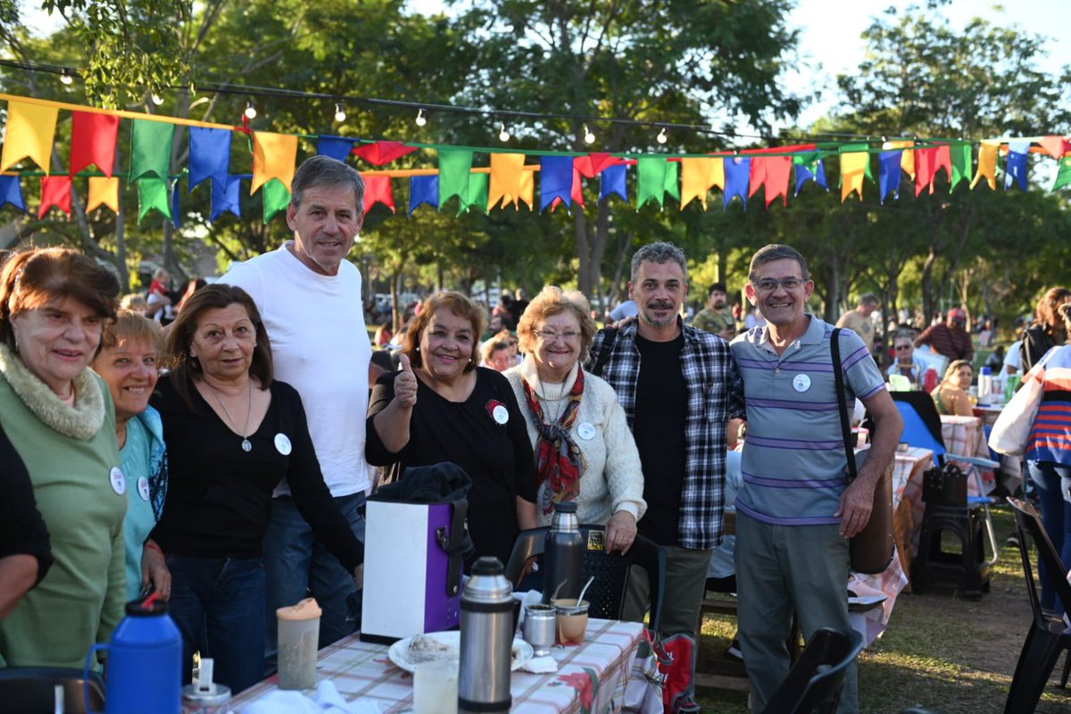 emiliojaton's tweet photo. ¡Para toda la familia! Llegó #EsCosaDeBarrio a #SantaFeCapital, una propuesta cultural y educativa para disfrutar al aire libre.
Con juegos, música y muchas actividades para las infancias, vivimos una tarde muy especial en el #ParqueFederal. https://t.co/Bi6fokBbQN