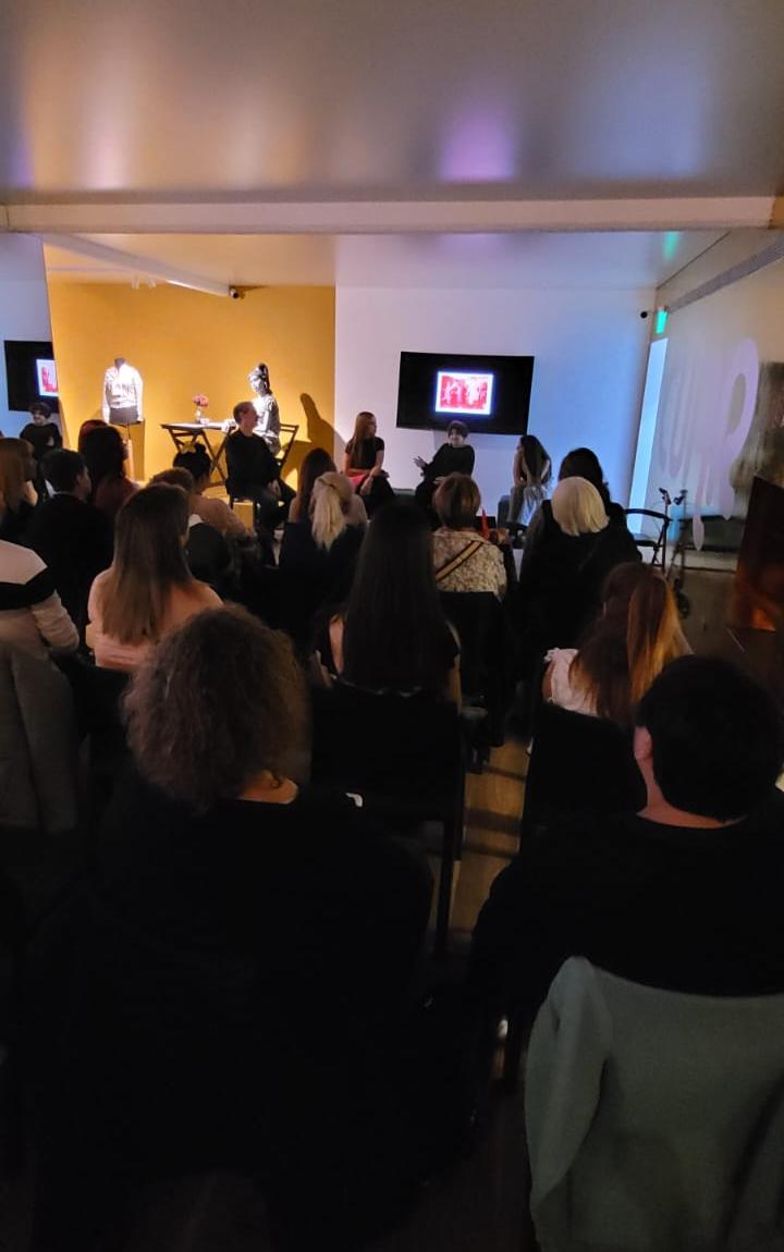 diegoquiroga33's tweet photo. Mujeres desarmando canciones en el Museo del Cuarteto.
Nury Taborda, Noelia y Niki Senmartin disertaron en esta charla donde participaré como moderador. https://t.co/IlCjM4z3XN