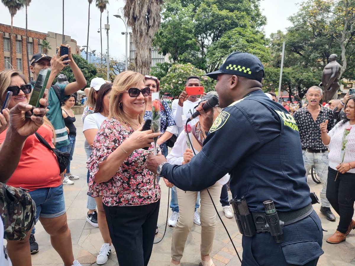 PoliciaMedellin's tweet photo. Celebramos el día de las madres, con el grupo de prevención y educación ciudadana en el #ParqueBotero entregando mensajes para la prevención de la violencia de género.

#FelizDíaDeLasMadres 
#CelebremosEnPaz
#DiosYPatria https://t.co/CzDl6FgSHe