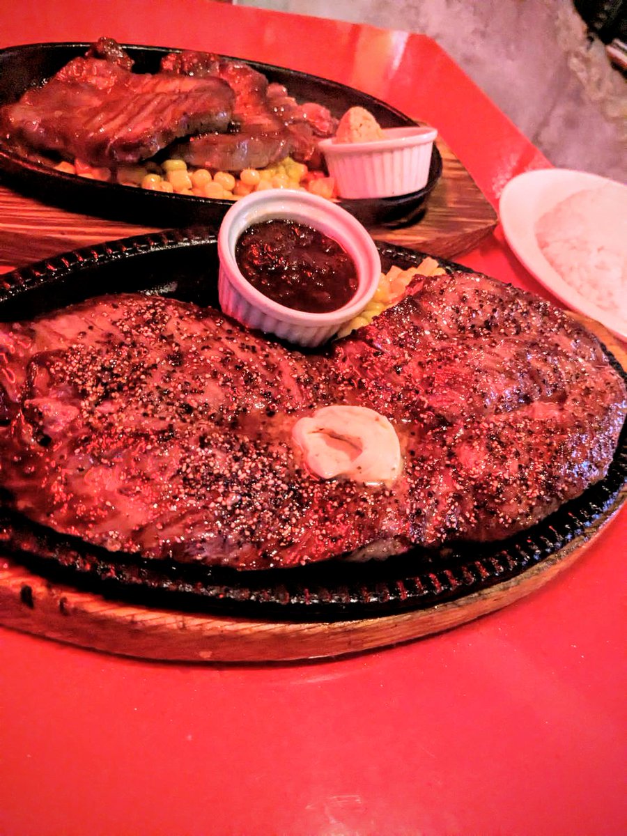 bibachiba's tweet photo. 実籾駅、徒歩1分のレブステーキにやっといった！
噛んだ瞬間にレアな肉から脂がじわっとして、口の中が潤って、デカイかたまりをドルンッってのどに流しこむ！
味だけでなくのどごしも最高◎
絶対違うってわかってるんだけど、、
ステーキも飲み物かもしれない。。

教えてくれたはじめさんありがとー https://t.co/A0xflGOQ4A