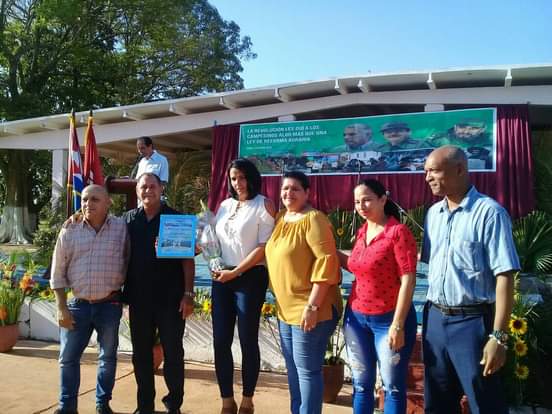 Autoridades provinciales reconocen al municipio de  #Alquízar con la condición de Vanguardia Nacional en acto de celebración por el día del campesino cubano. #Artemisa. #ALaPatríaManosYCorazón. @GladysArtemisa. @RafaelAnap.@DiazCanelB @DrRobertoMOjeda @SarduyYamila