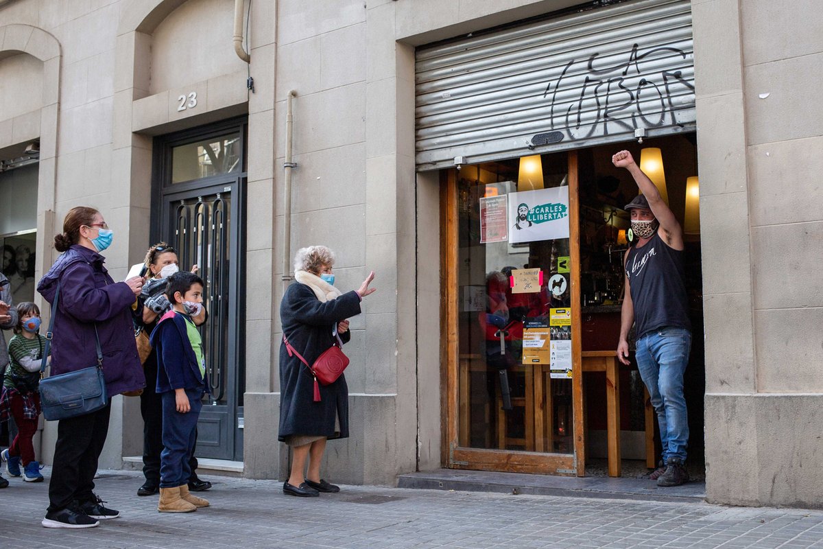 La_Directa's tweet photo. #REPRESSIÓ | La Fiscalia pretén condemnar a presó en “Carles de Sants” sense cap prova documental https://t.co/0PjB0CLCPF Dos anys després no han aparegut imatges i el conegut cuiner de La Bauxa anirà a judici només basant-se en el testimoni de dos policies. Per @albertmartnez https://t.co/mOE2pLaZgI