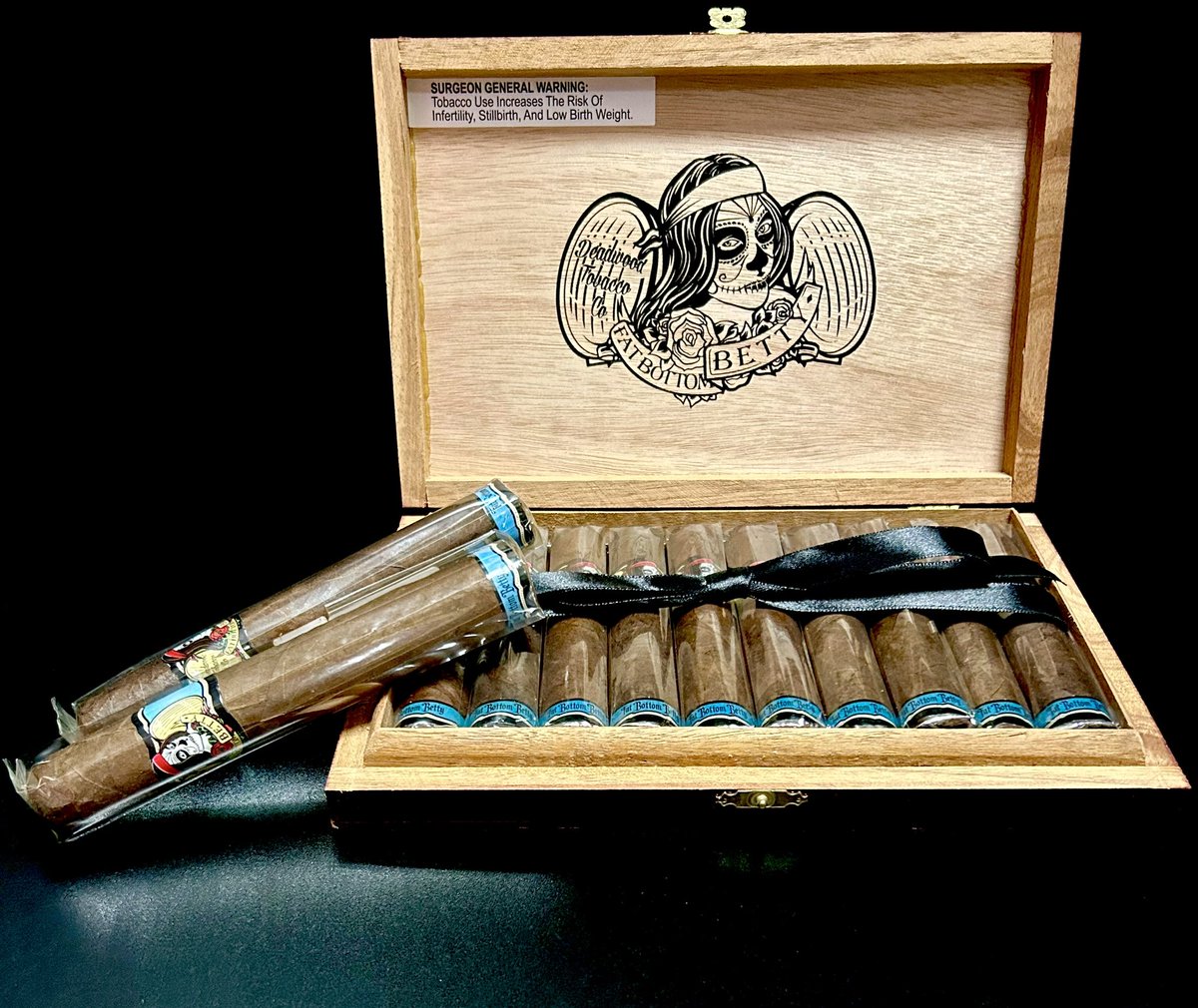 LUXSnC4545's tweet photo. 🐍 Our Anaconda don’t want none unless you got Fat Bottom Betty🐍 #luxsmokeandcigar #cigar #anaconda #vape #glass #smoke #pipes #cigarsunday #sunday #420community #Mesa #Arizona #localbusiness #newbusiness https://t.co/0gdirU1Ooq