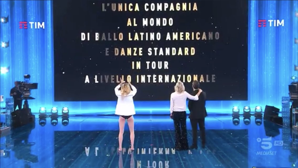__alialo__'s tweet photo. @IlContiAndrea il riconoscimento internazionale del talento parla da solo!non esiste al mondo una compagnia più prestigiosa!un latinista più versatile visto gli ultimi anni ad amici!ha saputo farsi amare dal pubblico e con la sua purezza e bontà ha conquistato anche nonni e zii delle”ragazzine” https://t.co/X3lSTw3elF