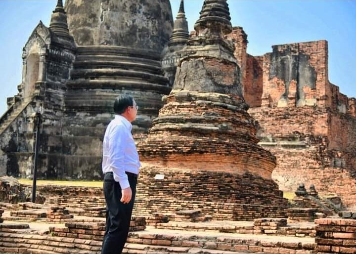 ถึง #ลุงตู่ จ๋า

อีกไม่นานต่อจากนี้...
ลุงคงจะได้เอนหลัง พิงตัวกับเก้าอี้ตัวโปรดของลุง ที่ไม่มีหนามคมเหมือนเก้าอี้นายกฯ
คงได้นั่งพักผ่อนจากความเหน็ดเหนื่อยใจกายอยู่ในบ้าน ที่มีภรรยาและลูกสาวคอยรักให้กำลังใจ ไม่มีใครคอยด่าว่า
ได้อ่านหนังสือเบาสมอง ที่ลุงอ่านค้างไว้ยังไม่จบ