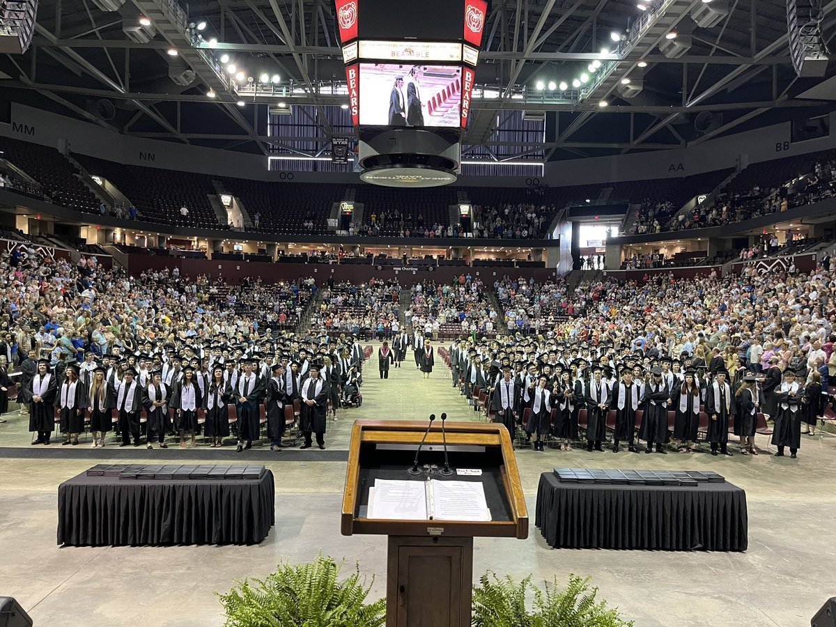 DrKevinMorrison's tweet photo. So proud of our Willard graduates! Fun time celebrating them today! #1T1W #itsgoodtobeatiger @Willard_HS @willardschools https://t.co/yMGZFFDrQ9