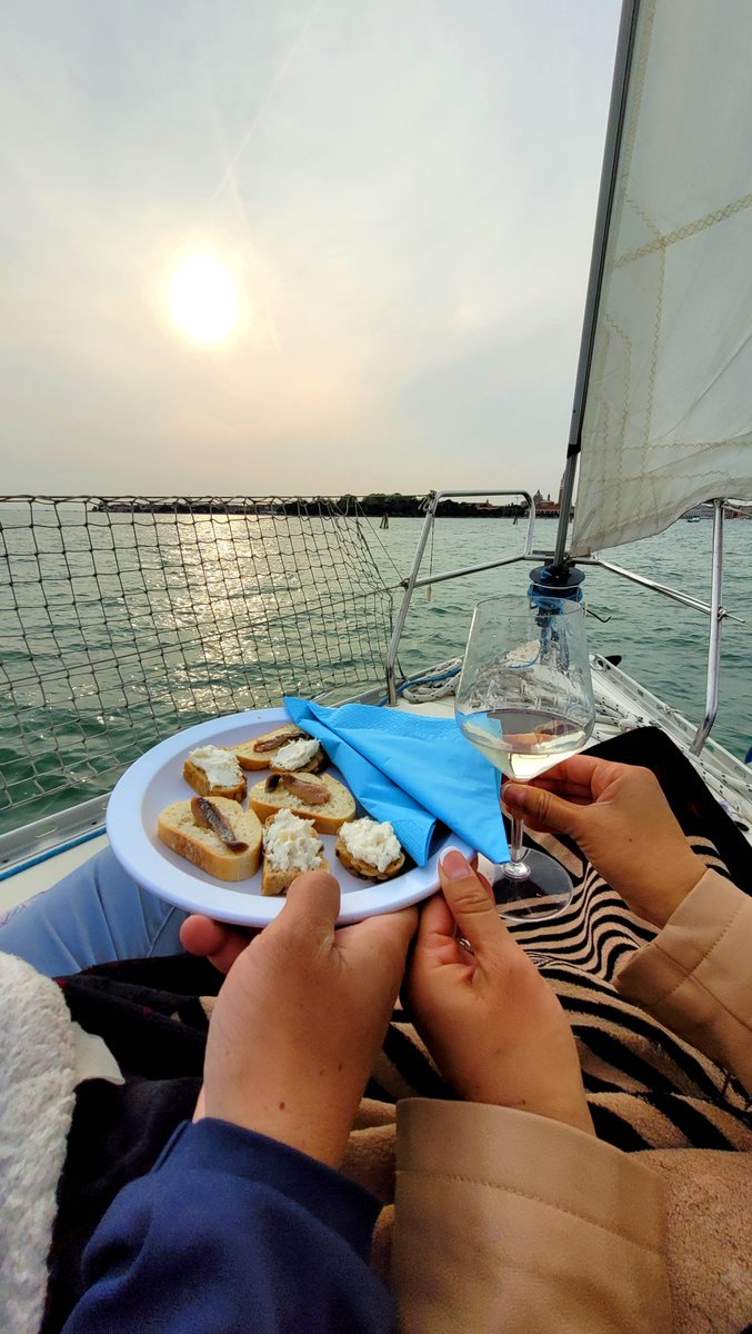 TwoYearsOff's tweet photo. Skip the gondolas &amp; hire a private sailboat on @Airbnb Experiences to enjoy the sunset! Prosecco, baccalà mantecato &amp; fresh seafood--best $100/pp I've spent in Italy so far 😎 https://t.co/d3p7qGibcf