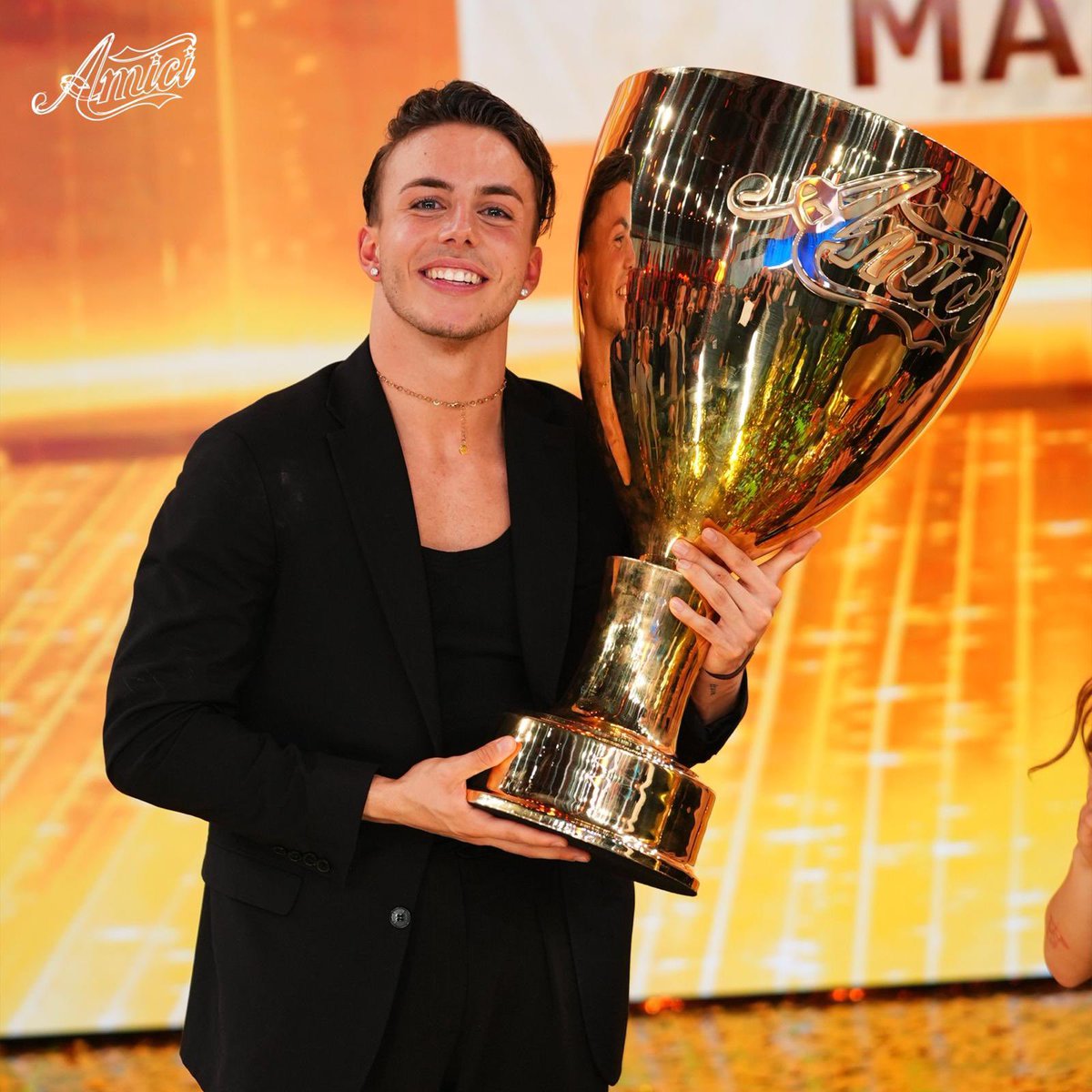 aboutale01's tweet photo. Hai vinto Mattia🏆
Te lo meriti tantissimo per l'immenso talento che hai, per tutte le emozioni che riesci a comunicare quando balli, per il percorso di crescita che hai fatto, per la tua grande determinazione e per la persona meravigliosa e speciale che sei. @MattiaZenzola 🤍 https://t.co/PZSalWUpdZ