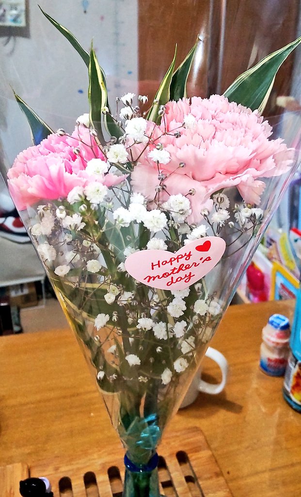 #本日のむすめさん  母の日で一緒にお花買ってきました。とても喜んでくれたのでよかったです。むすめさんもカーネーションキレイキレイと言ってて喜んでくれたのが嬉しかったみたいですね。