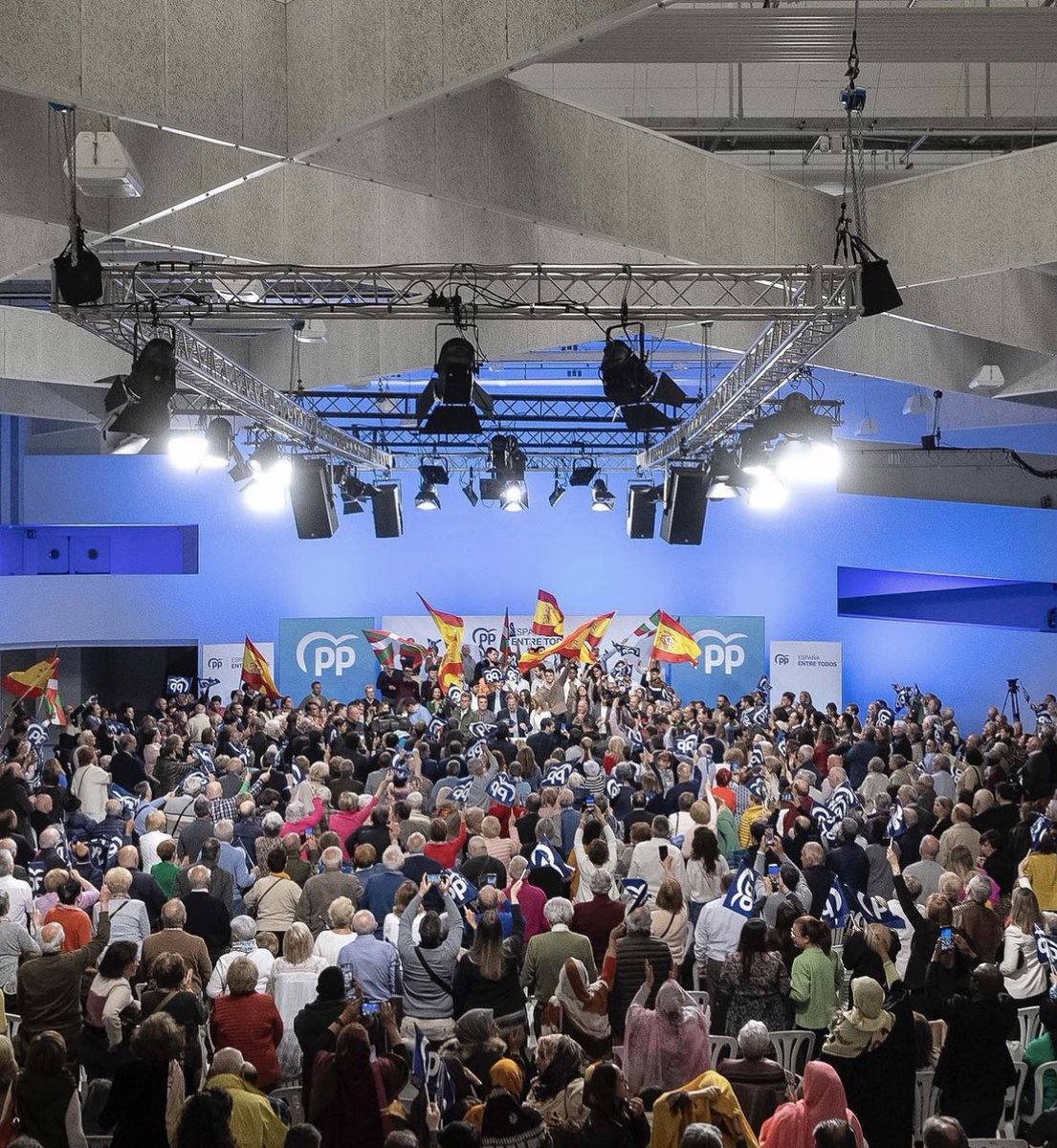 SantiaagoLopez's tweet photo. 💥 Llenazo absoluto en el encuentro con @NunezFeijoo en Vitoria esta tarde.

👉🏽 Hay ganas de cambio en #Euskadi y se reflejará en las urnas el próximo 28 de mayo.

#EntreTodos https://t.co/9kUE5yzDTd