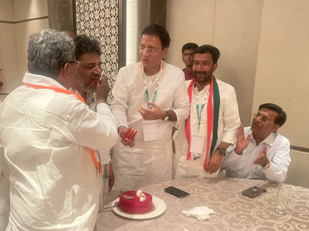 SridharDPS's tweet photo. @DKShivakumar @siddaramaiah @INCIndia @RahulGandhi @INCKarnataka Dear @kharge Sir
Providing GdGovernance be key vision
That1ly get Nos in #LS2024.
For Ist 2.5 Years
#Siddaramaiah CM
#DKShivakumar DCM
@HKPatilINC/@MBPatil DCM
Cabinet ministry all castes efficient MLAs.
#Isuggest bcs
🇮🇳 #ಕರ್ನಾಟಕ ಕ್ಕೆ ಒಳ್ಳೆಯ ಆಡಳಿತ ಬೇಕು👏
#HappyBirthdayDKS 🎂💖 https://t.co/JpRgEE7Ysu