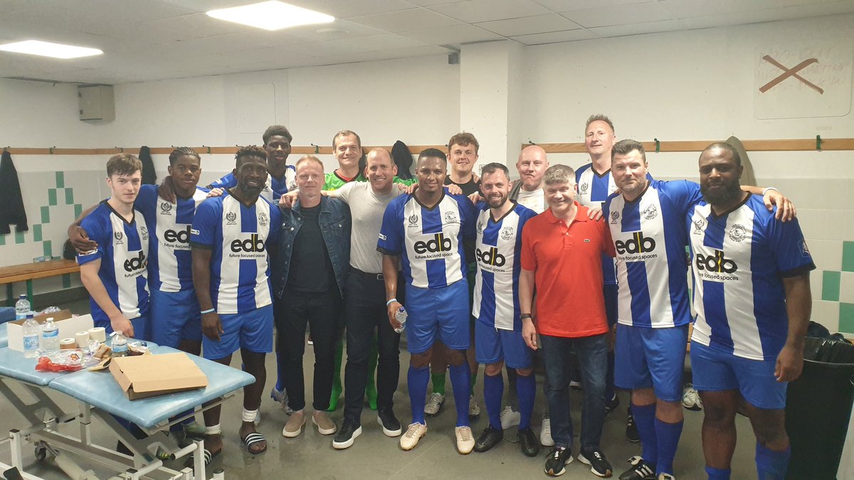 NathanEllington's tweet image. What a day playing with the legends. Valencia on our side too. Was great to have him in my team today. Ref clattenburg had to give a pen and kill off a tight game lol