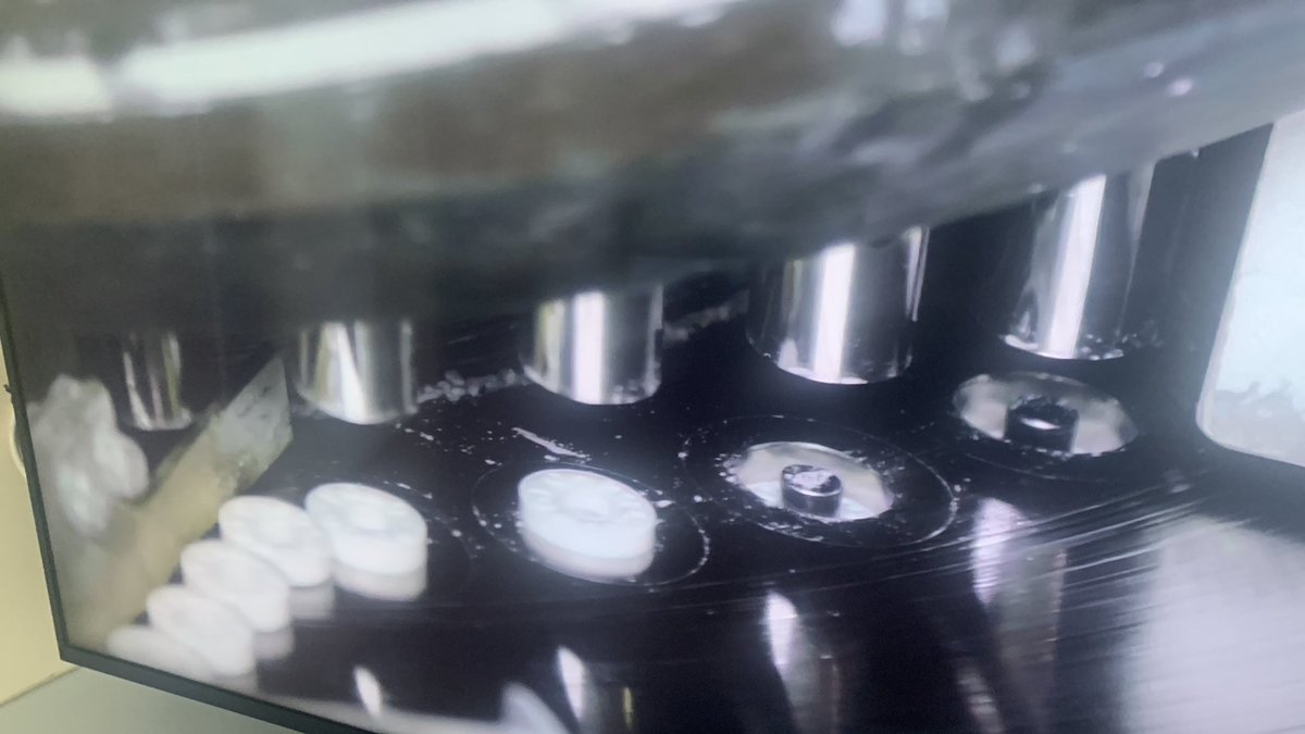 AoifeMFoley's tweet image. 8tonne force required to make a single @NestleUKI #polomint 😁🥰💡👇 @BBCTwo #insidethefactory