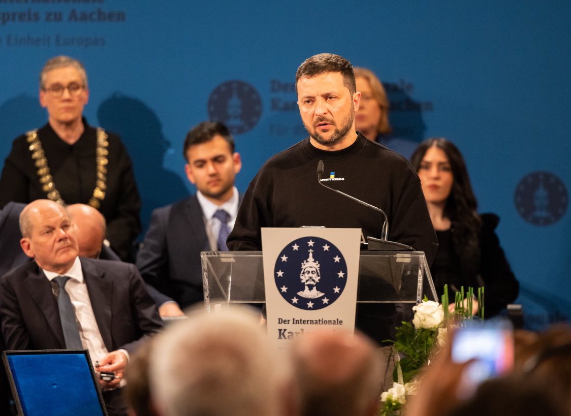 WirtschaftNRW's tweet photo. Präsident @ZelenskyyUa und das ukrainische Volk🇺🇦 haben heute in Aachen den #Karlspreis2023 erhalten. Ministerin @MonaNeubaur: „Der Kampf, den die UkrainerInnen tagtäglich kämpfen, ist auch ein Kampf für die Werte eines freien, friedlichen und demokratischen Europas🇪🇺.“ https://t.co/O8vyixJnCK