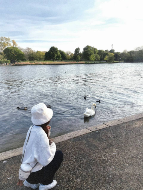 Viola9028's tweet image. Find a place with only trees and flowers and birdsong, enjoy and quietly let time pass. That's really relaxing and finding peace.😔