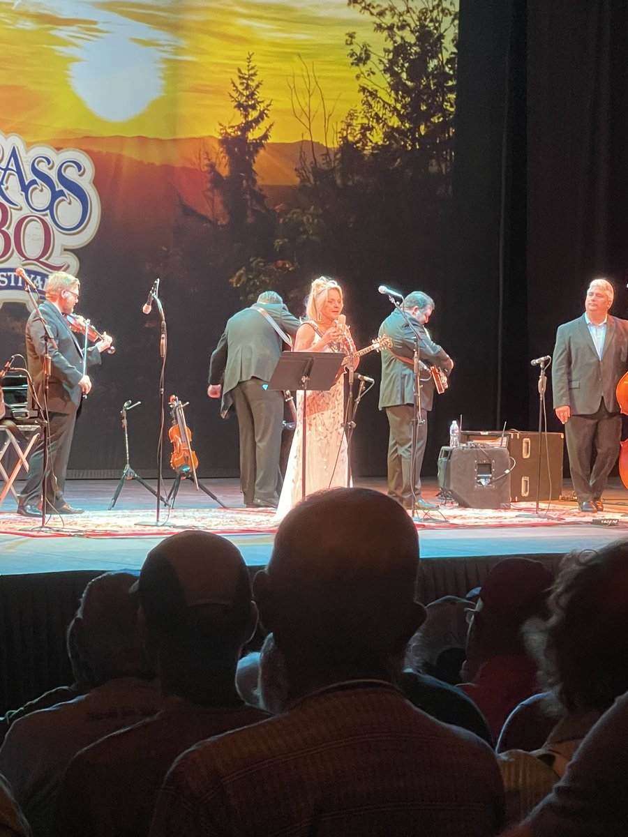 Getting ready for Tound 2 of <a href="/RhondaVincent13/">Rhonda Vincent</a>  at Silver Dollar City. ❤️ The church service was 🙌