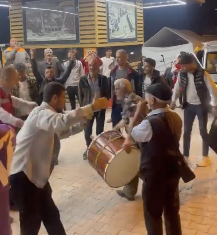 Malatya çarşı meydan’ında vatandaşlar davul zurna eşliğinde oynuyor.