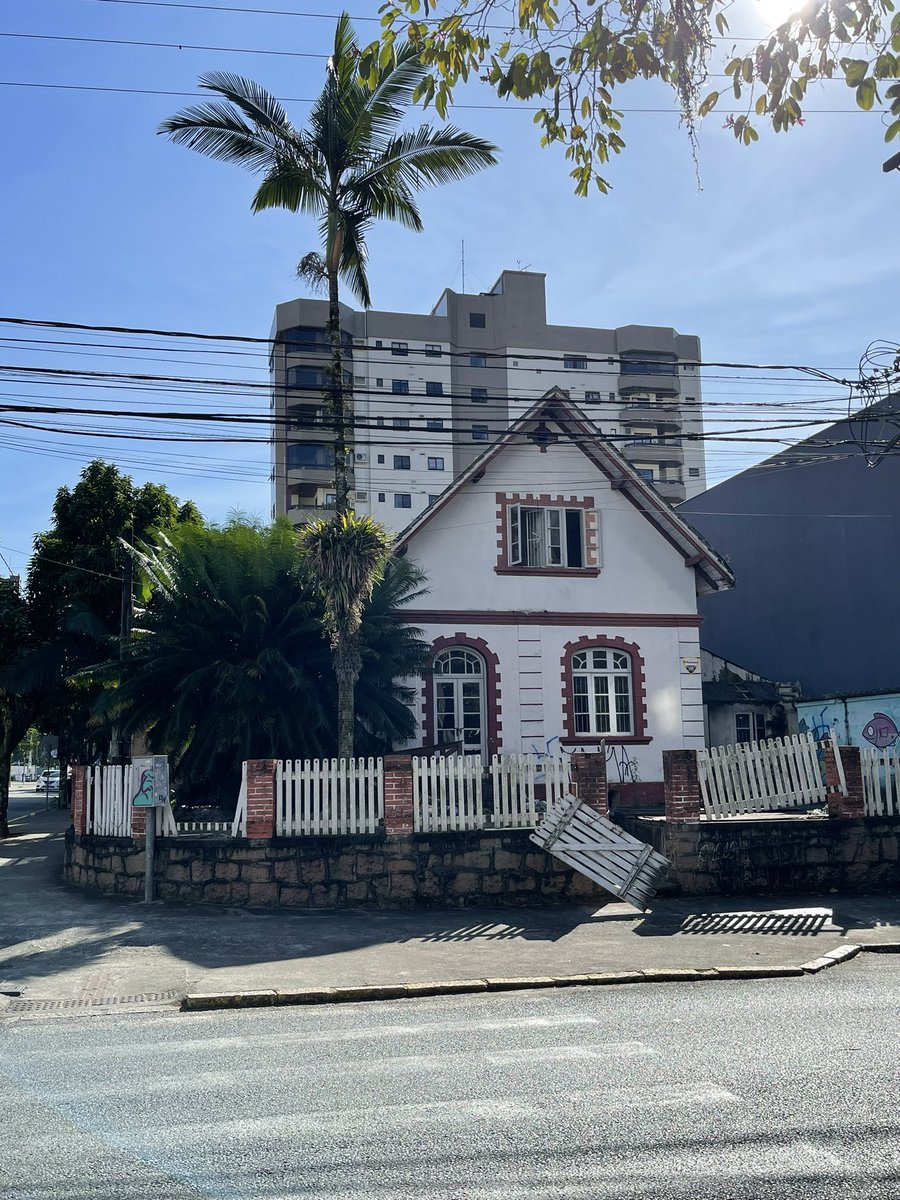marcomarcucci_'s tweet photo. Alô prefeito de joinville. Rua Tijucas com Orestes Guimarães. Favor notificar o proprietário p cercar ou fechar. Virou “dormitório” dos desocupados ou viciados. Local de transição para o CentroEventos. Festival de dança tá perto. Local que pode acobertar futuros crimes sexuais. https://t.co/FgJIiXk0Ua