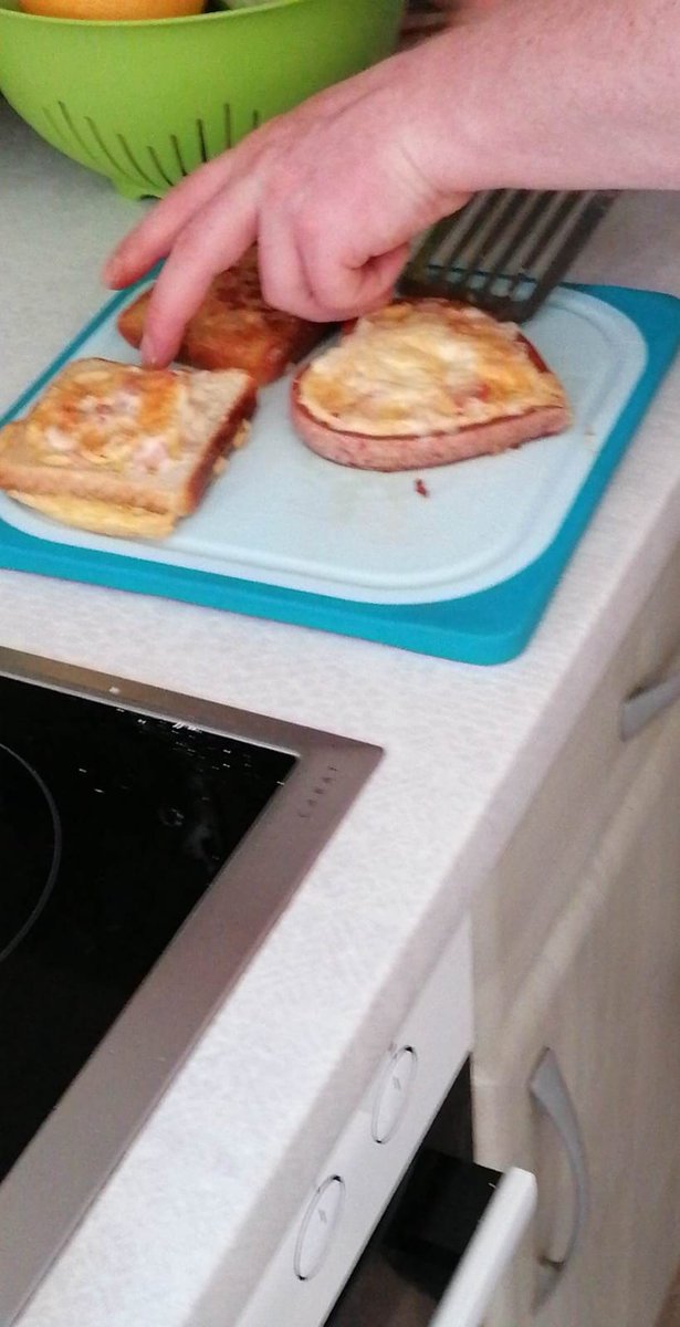 Mann beim Herzen  kochen