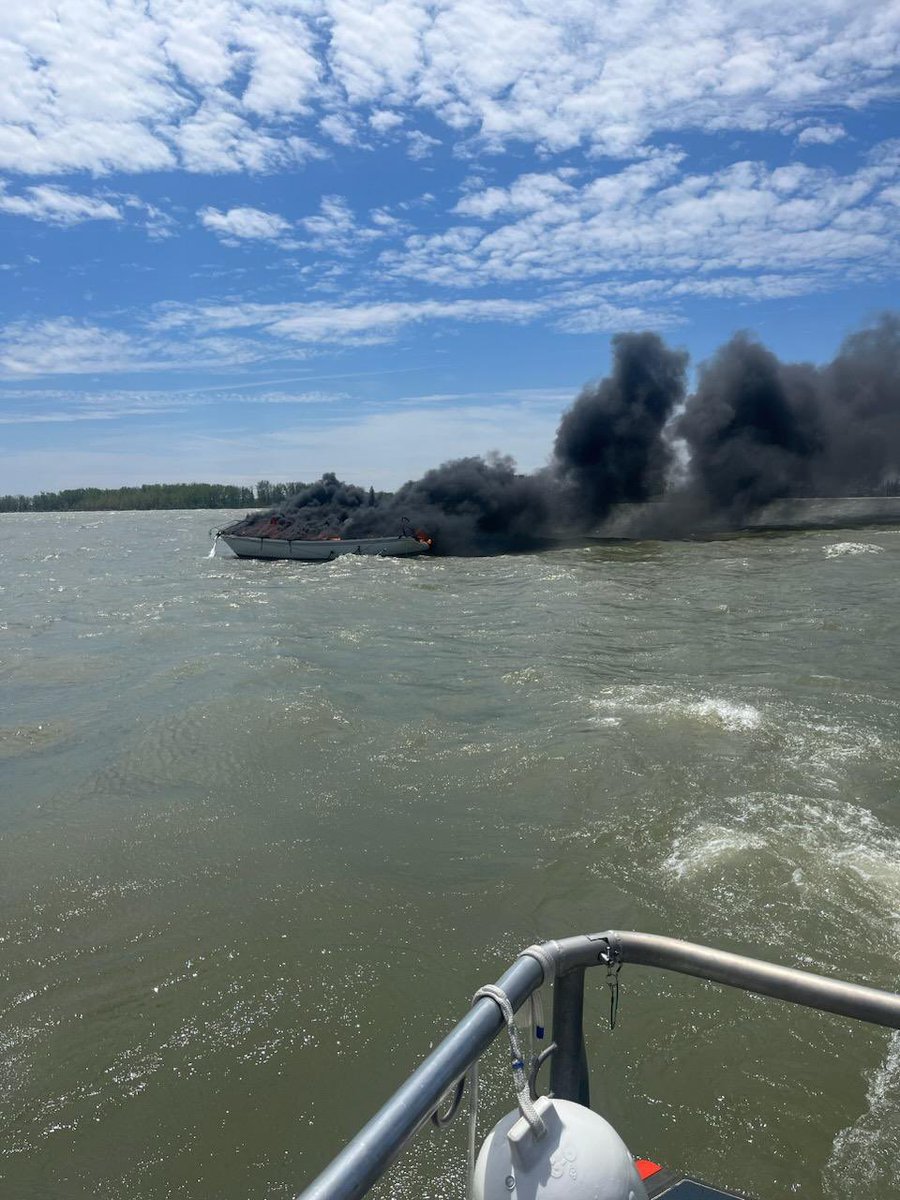 USCGGreatLakes's tweet photo. This morning, SEC Detroit received report of a 25’ vessel on fire w/ 4 POB IVO #CatawbaIsland. The 4 POB were rescued by a Good Sam, with no medical concerns, and #USCG STA Marblehead transported them to Gem Beach, OH to awaiting EMS. BZ to all involved! #GreatLakes #SAR https://t.co/Yxlr8D9fO8