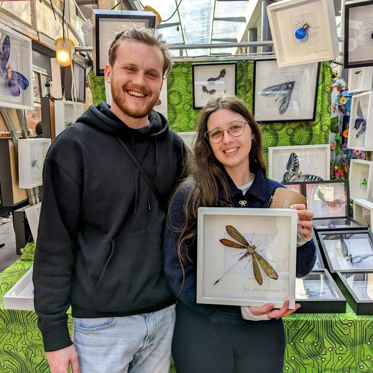 electrickeryart's tweet photo. These cool #recycled #computer #bugs are flying off to new homes.
Available online at https://t.co/WzSRmApf2l and at @spitalfieldsE1 every weekend. 
Electrickery by David Wright.
#Electrickery #recycled #iridescent #techsidermy #spitalfieldsmarket #spitalfields #beehappy https://t.co/Q2gTOQaoaI