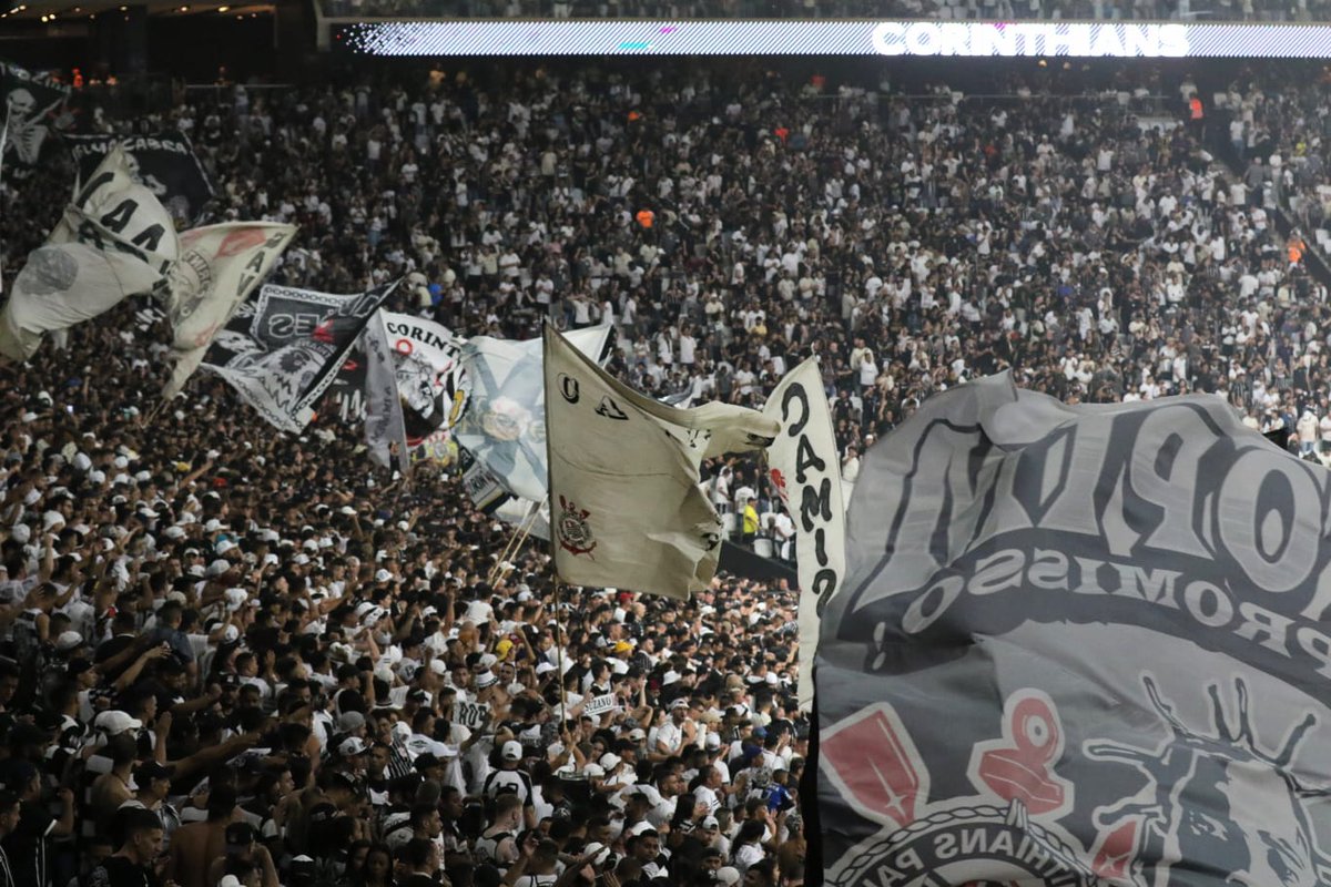 goleada_info's tweet photo. Torcida do Corinthians canta música homofóbica:

- Vamos, vamos Corinthians! Dessas bichas, teremos que ganhar!

📸 José Manoel Idalgo https://t.co/KxU6N7iBVJ