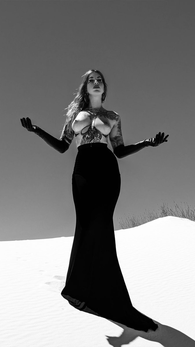 sfDomme's tweet photo. I’m your mommy. And your daddy. I am a God. I am an Eldritch Horror https://t.co/fFUxEqTXSo