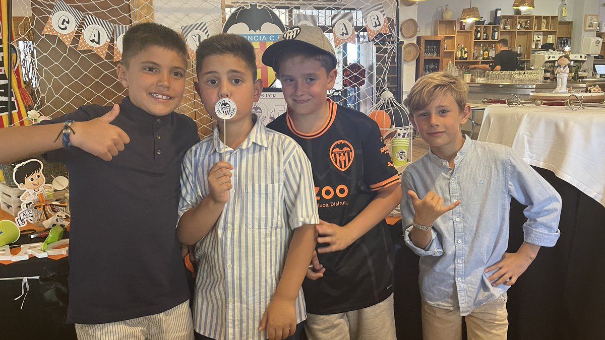 Guarrior10's tweet photo. Hoy hemos ido de comunión de mini Guarrior y además de pasar un día brutaaaal rodeados de nuestra pequeña gran familia ha tenido el mejor candy bar posible.
Desde el convite hemos hecho fuerza para que ese balón entrara en el 88.
#amuntValencia #SiSePuede #Vcf https://t.co/hLnHhUCTBq