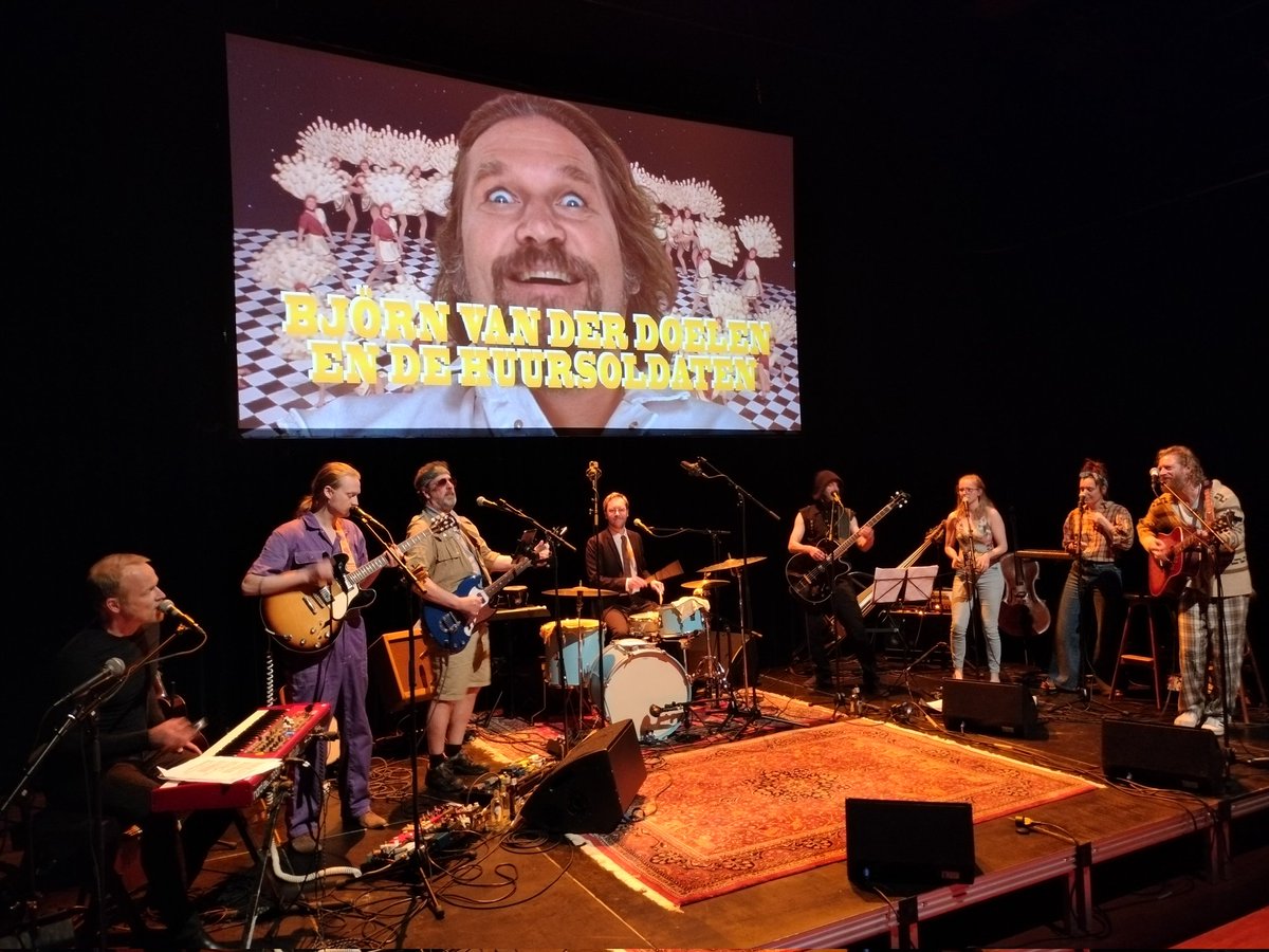 Geweldig optreden vd Doelen &amp; friends. Speelden 10 nrs van de Soundtrack vd film The Big Lebowski n.a.v. 25th Anniversary vandaag! Eerst de film, bowlen, flipperen en White Russian's en dan als kers op de taart het optreden.