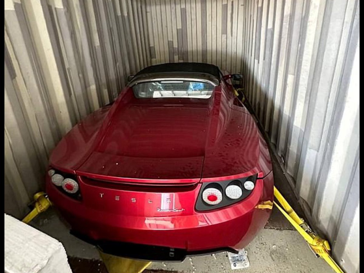 TheNorskaPaul's tweet photo. Three untouched 2010 #TeslaRoadsters for sale by Arizona-based Tesla broker Gruber Motor Company at £600k - for all three🤔
The sort after cars, in near perfect condition, were in shipping crates for the last 13 years at a Chinese port & never collected by their buyer. https://t.co/deRNZOgHRP