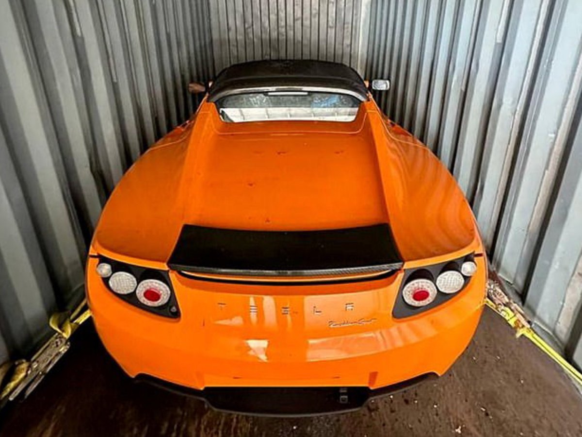 TheNorskaPaul's tweet photo. Three untouched 2010 #TeslaRoadsters for sale by Arizona-based Tesla broker Gruber Motor Company at £600k - for all three🤔
The sort after cars, in near perfect condition, were in shipping crates for the last 13 years at a Chinese port & never collected by their buyer. https://t.co/deRNZOgHRP