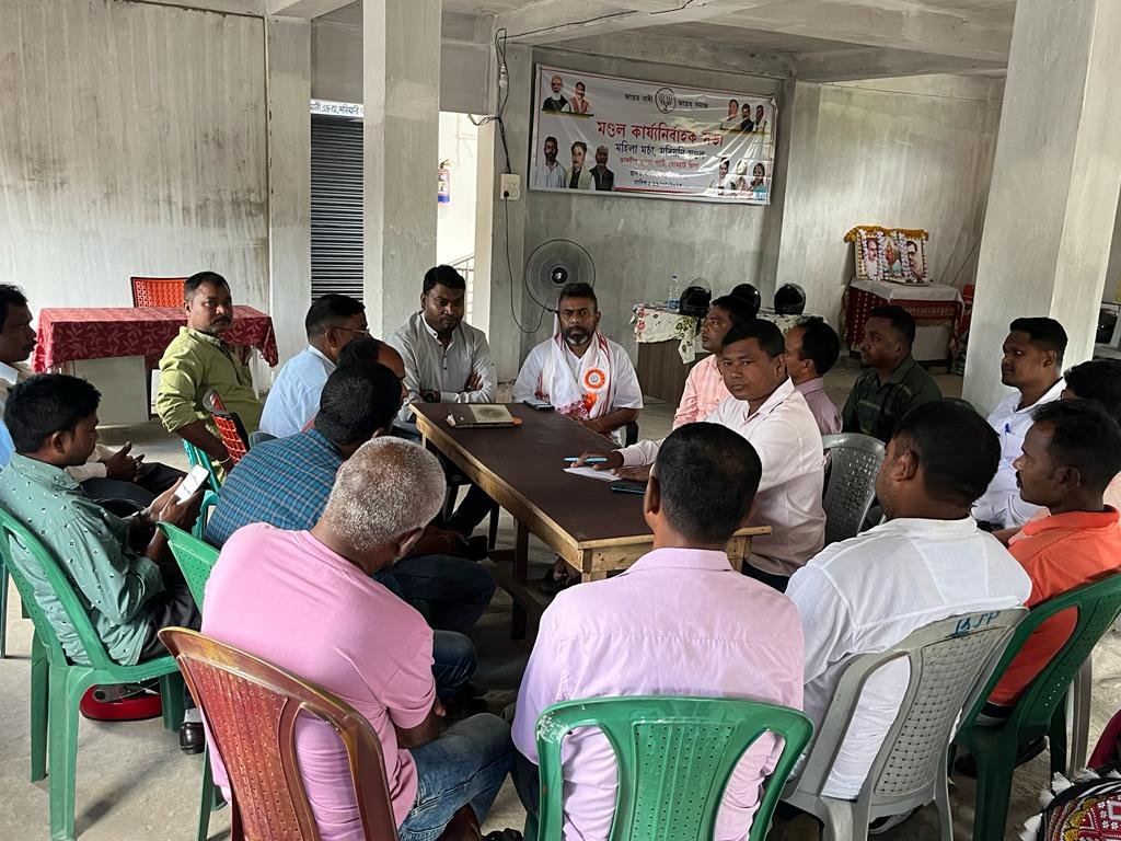 RKurmiOfficial's tweet photo. Had a great meeting with Mariani &amp; Selenghat Tea Morcha at Mariani Mandal-BJP office on strengthening our organization,alongside Jorhat district Tea Morcha President,Sanjay Krishna Tanti Dangoria.

Proud to work with a dedicated team committed to serving our community. #TeaMorcha https://t.co/wuvjL9WTDp