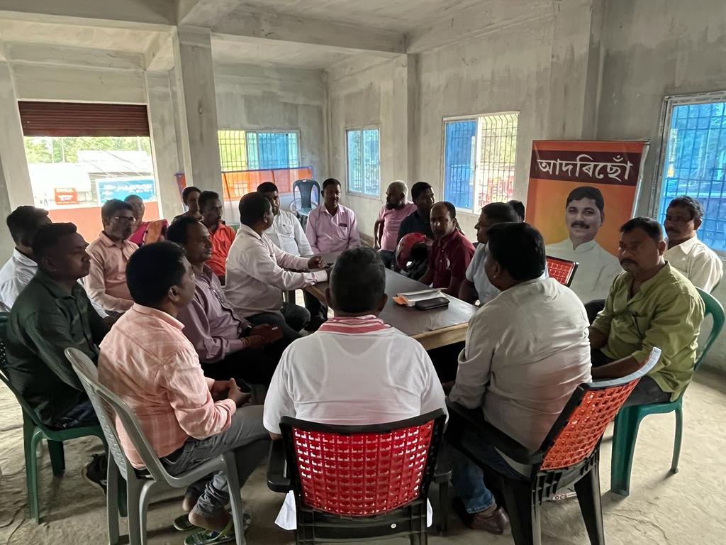 RKurmiOfficial's tweet photo. Had a great meeting with Mariani &amp; Selenghat Tea Morcha at Mariani Mandal-BJP office on strengthening our organization,alongside Jorhat district Tea Morcha President,Sanjay Krishna Tanti Dangoria.

Proud to work with a dedicated team committed to serving our community. #TeaMorcha https://t.co/wuvjL9WTDp