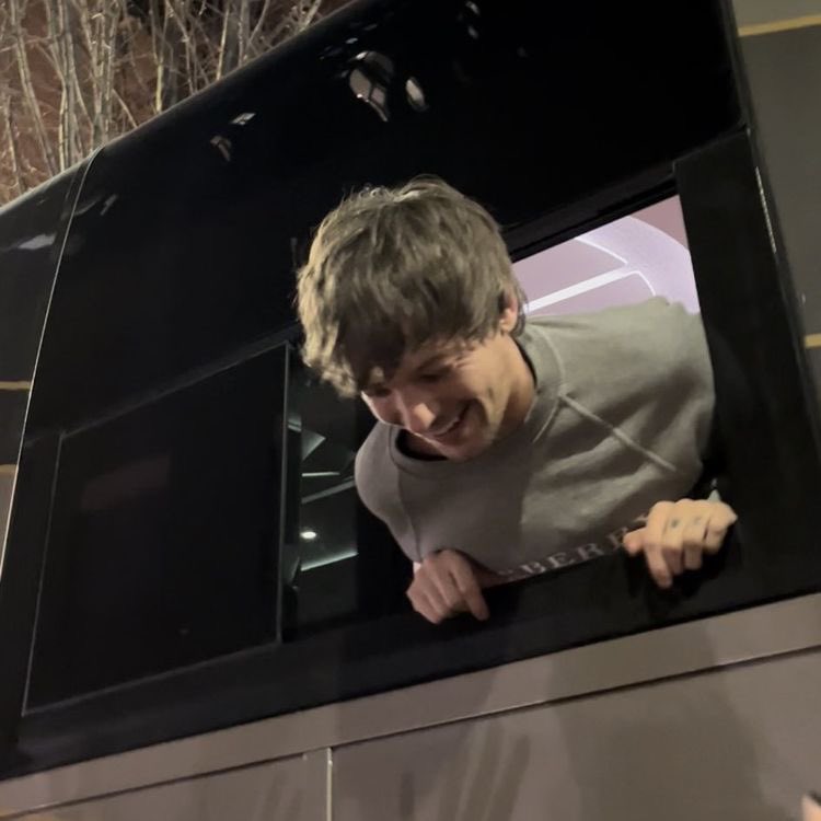 91tkitten's tweet image. looking out the window