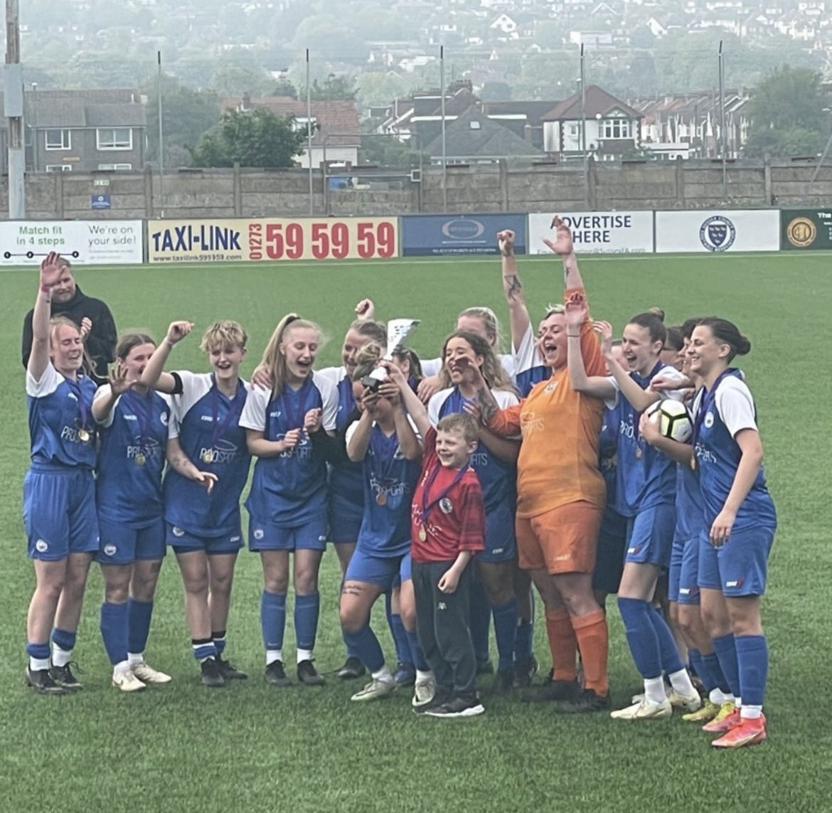 CHAMPIONS!!!
We finish our first season together with a trophy! A solid 3-1 victory over a competitive Saltdean United DS squad. 
A fantastic performance by everyone in blue today! 
Amber capped our win with a brilliant 1st half hat-trick.
#SFCW
💙🤍🏆💙🤍