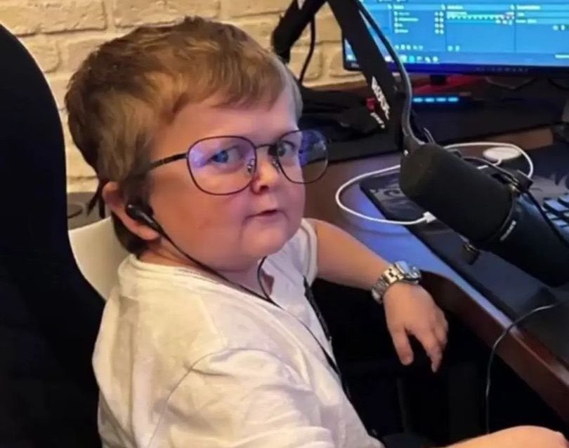 POV: Me trying to watch my 0.34 K/D friend clutch up a 1 v 4