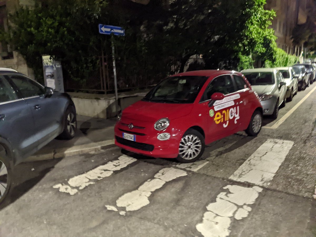 A_5170's tweet photo. #Milano Come bloccare del tutto (e perfettamente) un attraversamento pedonale. Ci va dello studio, della bravura ed anche un pizzico si dna marcio. Si ringrazia anche l'utente @enjoy (di cui non si vede purtroppo la targa della vettura). @incivilta #incivili #malasosta https://t.co/t6kdWJ8DiF