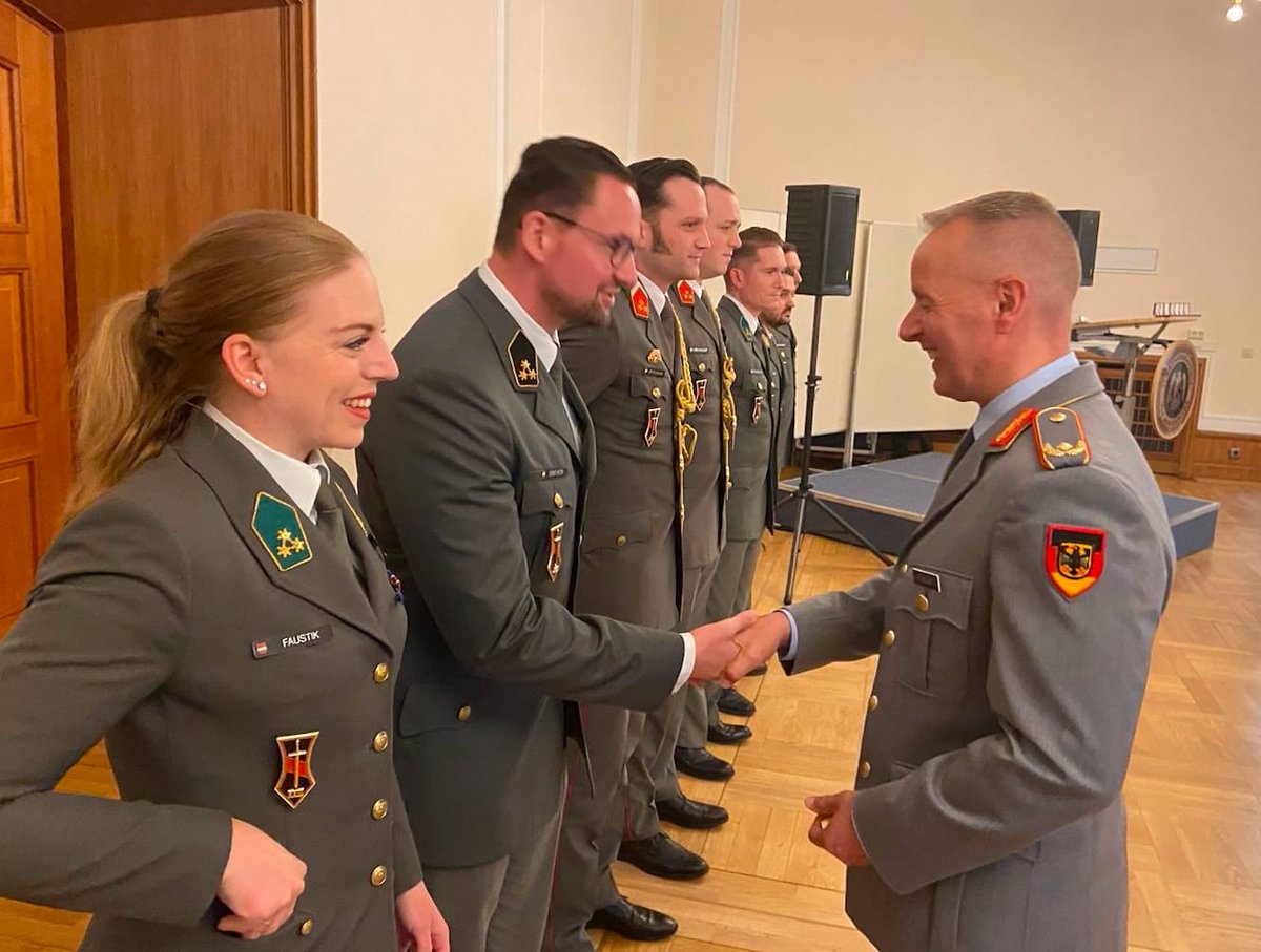 7 Offiziere der 23. Generalstabsausbildung haben in Hamburg einem Mann so lange reanimiert und ihm damit das Leben gerettet, bis er von der Rettung übernommen wurde. Sie wurden dafür vom Kommandanten der <a href="/FueAkBwHH/">Führungsakademie der Bundeswehr</a> der <a href="/bundeswehrInfo/">Bundeswehr</a> ausgezeichnet. #Bundesheer