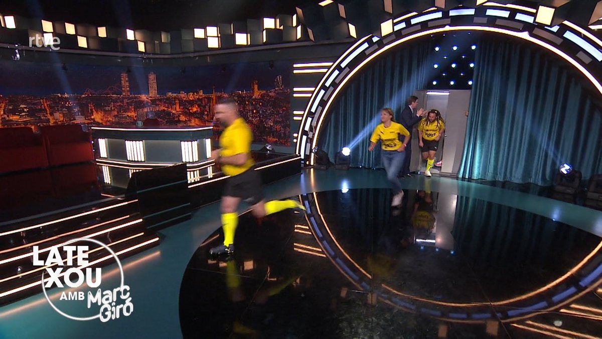💅 Amiga, resulta que la Mari Carmen s'ha fet fatxa i nosaltres farem 𝗧𝗢𝗧 el que faci falta perquè no pateixi...
🔥 He dit: El que faci falta, amiga...
⚽ D'on surt tota aquesta gent?!

📢 Comença el #LateXou amb #MarcGiró