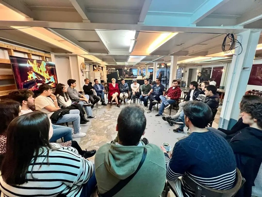 jsbizkaia's tweet photo. También hemos podido compartir un encuentro de trabajo con el Secretario General de los @socialistavasco @enekoanduezapse a quien le queremos agradecer que siempre esté dispuesto a intercambiar impresiones con nosotros y nosotras 🙌🌹

#QueremosMás #MásSocialismo https://t.co/xZ5JZ5pL9J