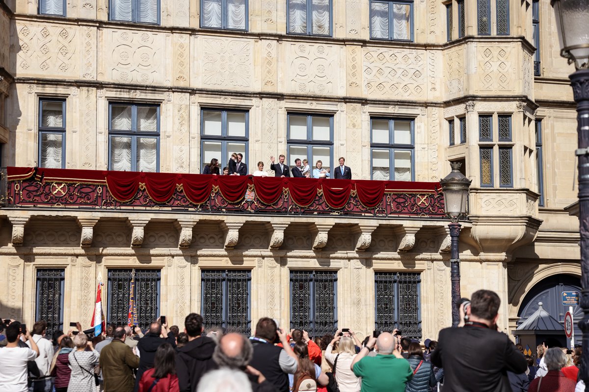 CourGrandDucale's tweet photo. Juste après la procession, la Famille grand-ducale a salué le public depuis le balcon du Palais. 👋

© Maison du Grand-Duc / Sophie Margue https://t.co/KKBvy6U8Rc