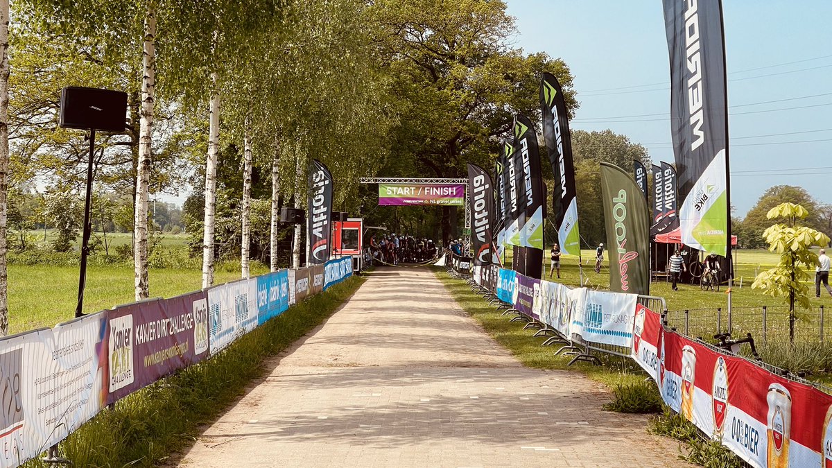 Vandaag, moederdag 14 mei 2023, stond in het teken van de eerste wedstrijd uit de NL Gravel Series 2023.
Organisatie reeds bekend met ons jaarlijks terugkomende ronde van Epe en aller eerste KNWU NK Gravel (2021).

Levering van JURY-/audiowagen met Truss brug en BOSE geluid.