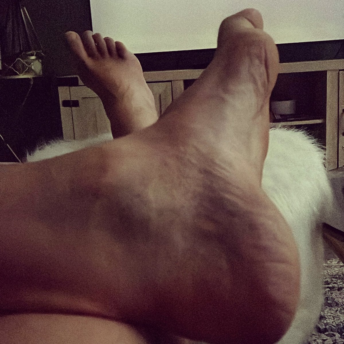 footperspective's tweet image. Chilling out on a Sunday 👣  #size18feet #7ft #feet