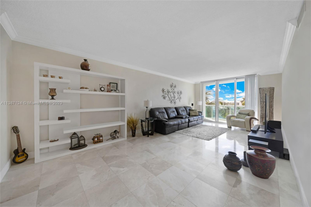 wilkre's tweet image. 3901 S Ocean Dr #4N, Hollywood, FL 33019

For Sale $639000 **INVESTOR'S MUST SEE!** OCEANFRONT BUILDING IN HOLLYWOOD BEACH W/NO RENTAL RESTRICTIONS, CAN AIRBNB FROM DAY 1!  SPACIOUS 1,236 SF, 2BR/1.5BA W/MARBLE FLOORS THROUGHOUT AND LARGE WALK IN CLOS...
wilkrealestate.com/3901-s-ocean-d…