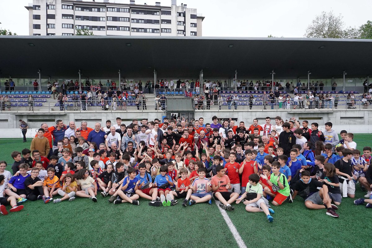 ikercasta_'s tweet photo. 📰 Apenas un año como corresponsal y...

- Ereintza asciende a Plata (últ. vez años 90)  
- Touring asciende a Tercera 23 años después  
- Hibaika sube a Euskotren 5 años después  
- Campeón del Interpueblos 27 años después  
* Más otros logros... 🥇🙌

Así uno escribe a gusto 😊 https://t.co/kI9wSCmmVH
