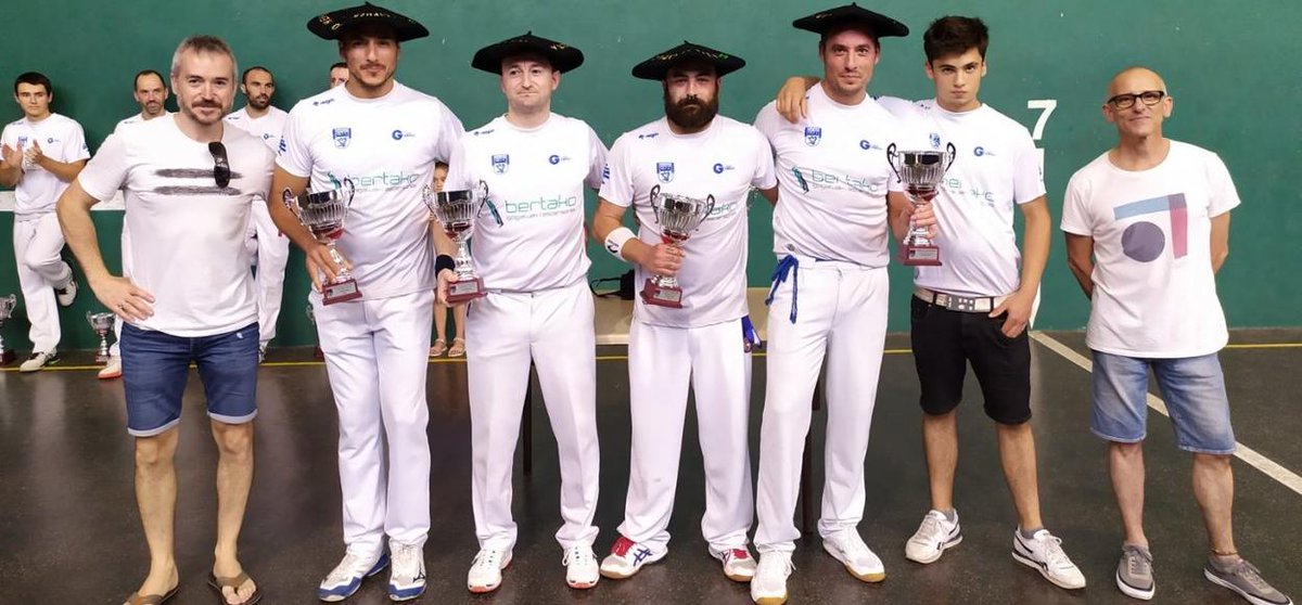 ikercasta_'s tweet photo. 📰 Apenas un año como corresponsal y...

- Ereintza asciende a Plata (últ. vez años 90)  
- Touring asciende a Tercera 23 años después  
- Hibaika sube a Euskotren 5 años después  
- Campeón del Interpueblos 27 años después  
* Más otros logros... 🥇🙌

Así uno escribe a gusto 😊 https://t.co/kI9wSCmmVH