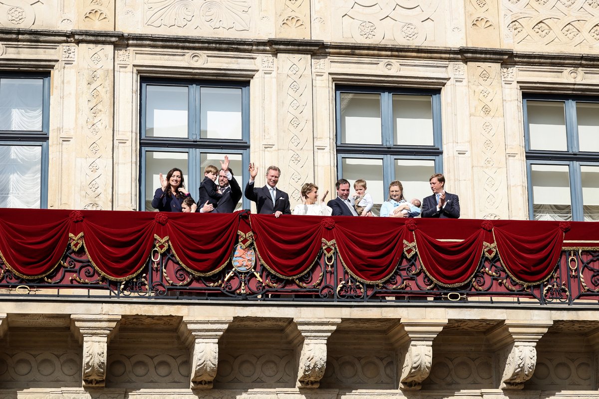 CourGrandDucale's tweet photo. Juste après la procession, la Famille grand-ducale a salué le public depuis le balcon du Palais. 👋

© Maison du Grand-Duc / Sophie Margue https://t.co/KKBvy6U8Rc