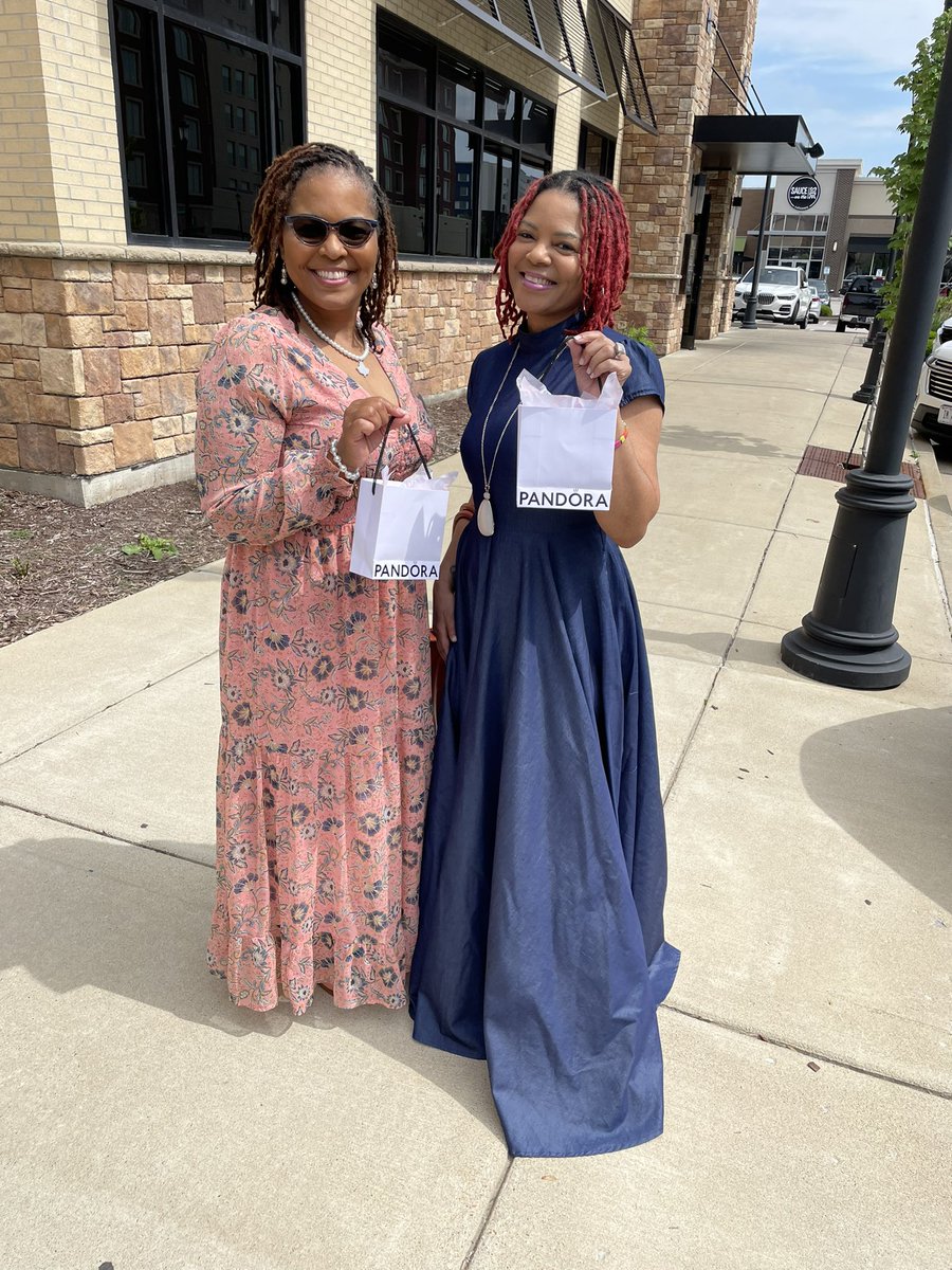 Reesiepieces75's tweet photo. Haven’t spent Mother’s Day with my sister in years. My first best friend/Soror💗💚
Happy Mother’s Day to us MB3😘 @m_samica 
#IAmMySistasKeeper https://t.co/JPK3Ol0eox